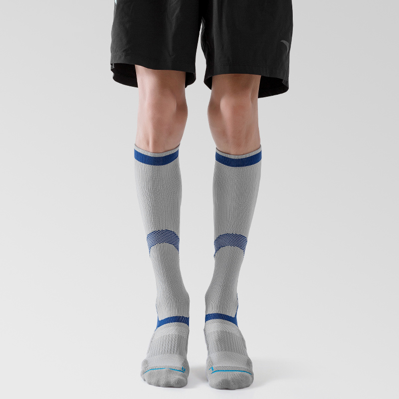 Helle Outdoor-Kompressionssocken für den Radsport aus Jacquard