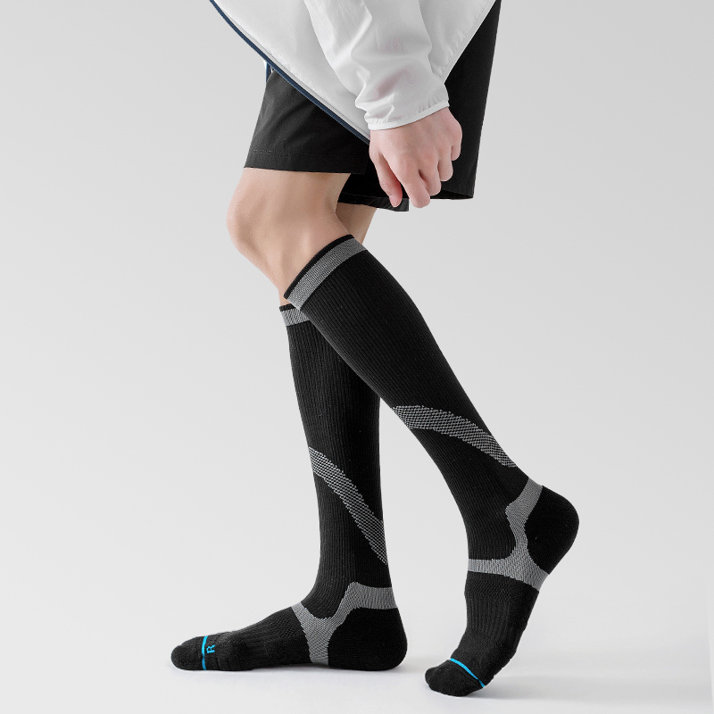 Helle Outdoor-Kompressionssocken für den Radsport aus Jacquard