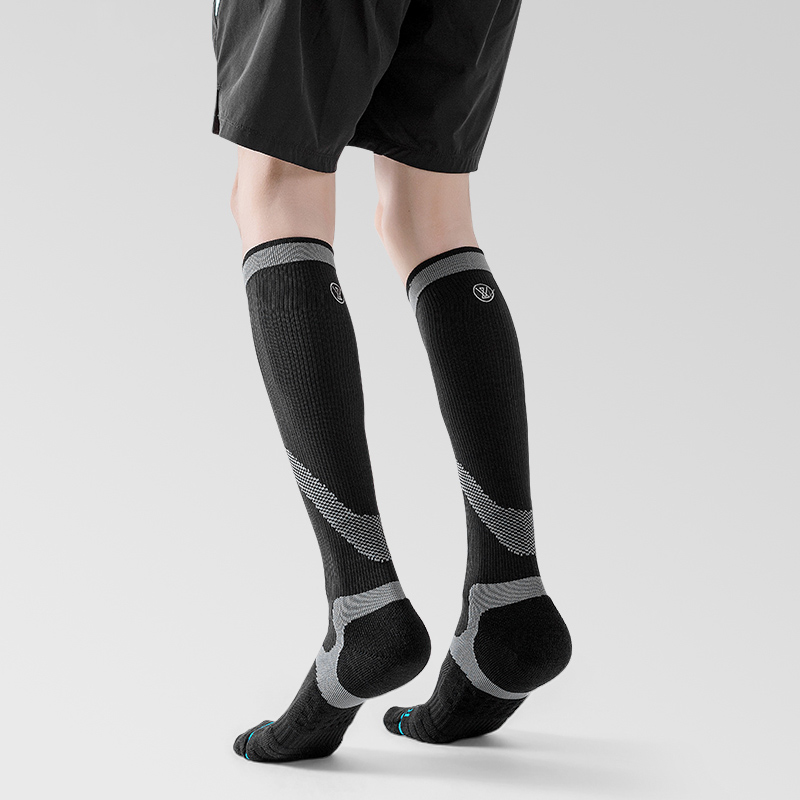 Helle Outdoor-Kompressionssocken für den Radsport aus Jacquard