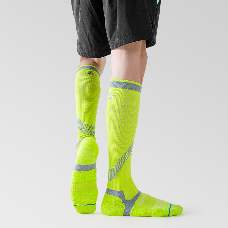 Helle Outdoor-Kompressionssocken für den Radsport aus Jacquard