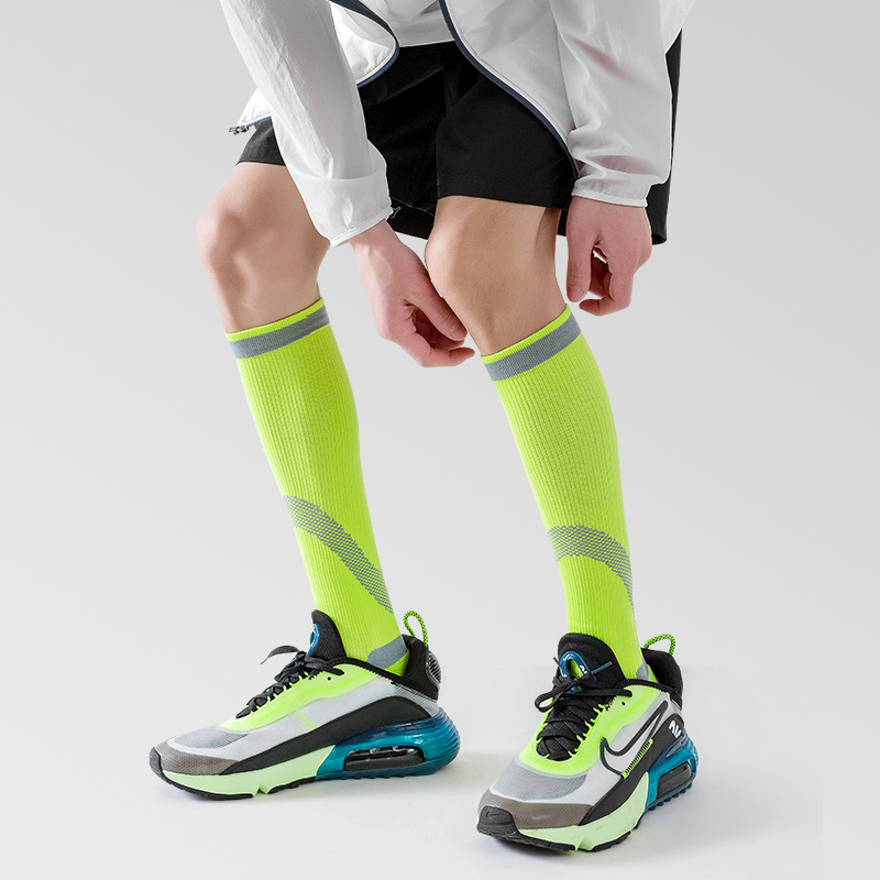 Helle Outdoor-Kompressionssocken für den Radsport aus Jacquard