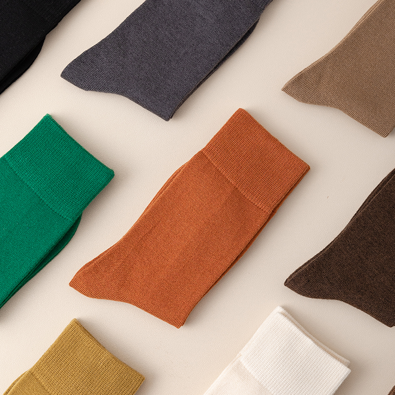 Einfarbige Damensocken bis zur Mitte der Wade