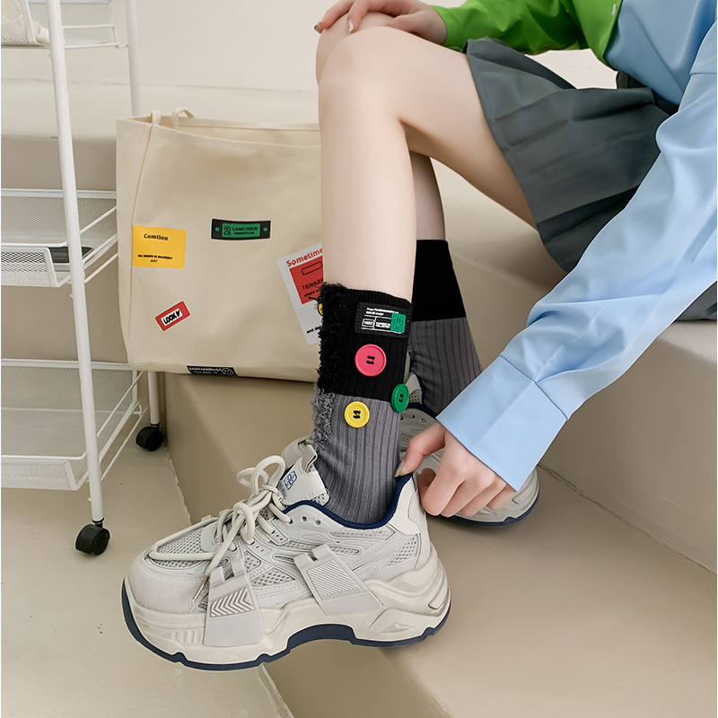 Geknöpfte Bettler-Farbblocksocken
