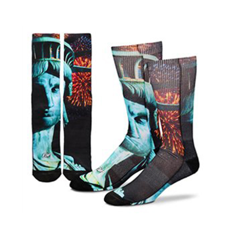 Flache Herrensocken aus Polyester mit Digitaldruck in der Mitte der Wade