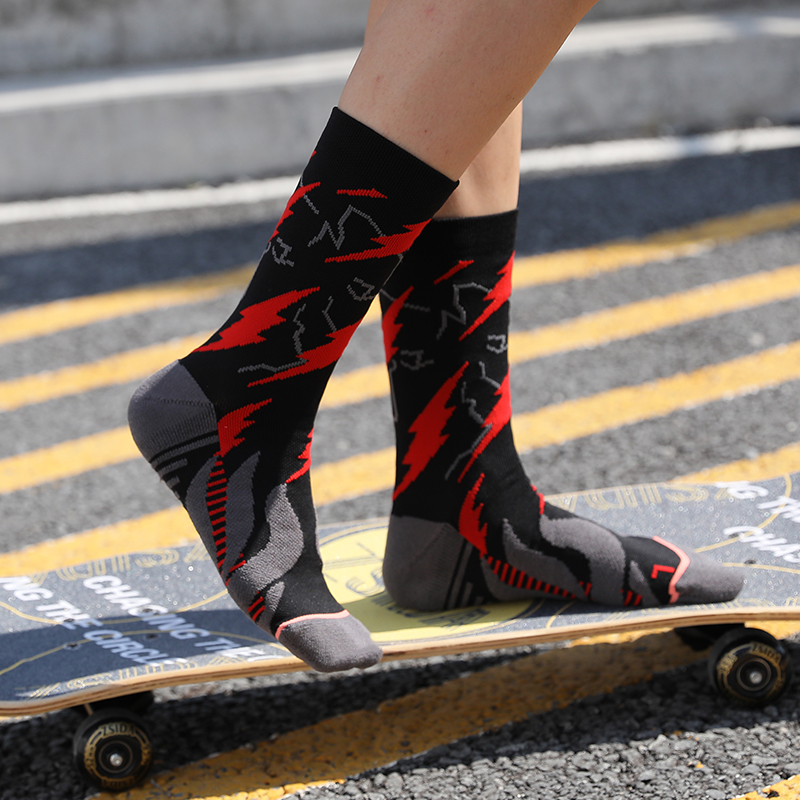 Helle, schnell trocknende Outdoor-Kompressionssocken aus Jacquard
