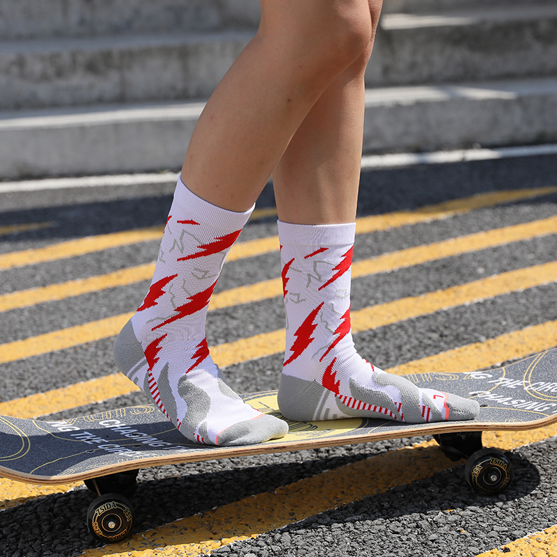 Helle, schnell trocknende Outdoor-Kompressionssocken aus Jacquard
