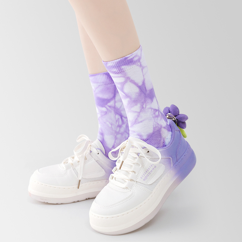 Sportsocken aus gebatikter Baumwolle in der Mitte der Wade