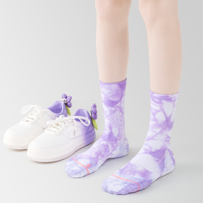 Sportsocken aus gebatikter Baumwolle in der Mitte der Wade