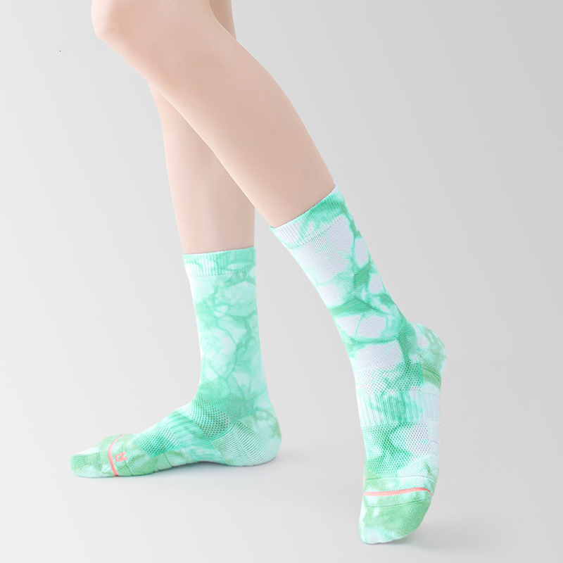 Sportsocken aus gebatikter Baumwolle in der Mitte der Wade