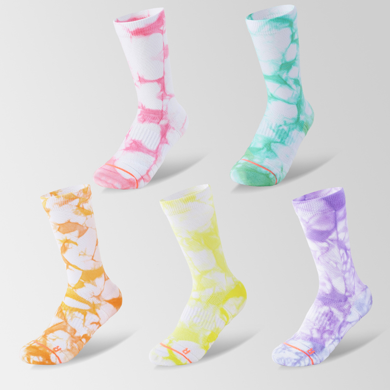 Sportsocken aus gebatikter Baumwolle in der Mitte der Wade