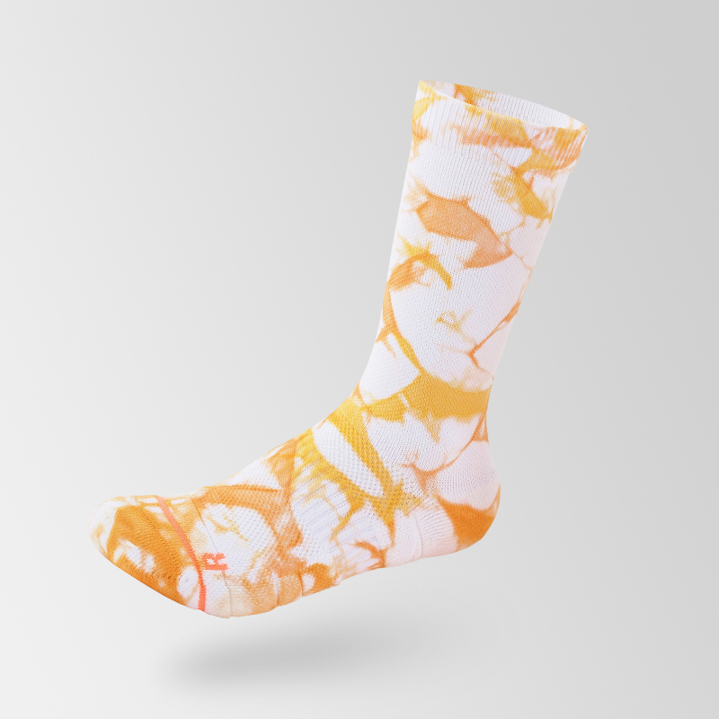 Sportsocken aus gebatikter Baumwolle in der Mitte der Wade