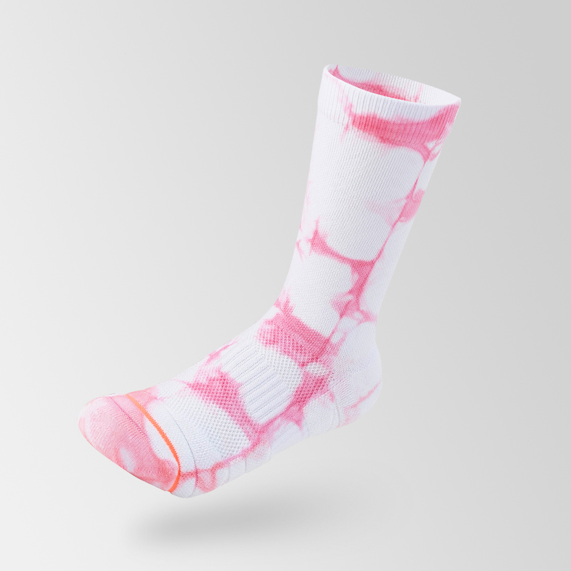 Sportsocken aus gebatikter Baumwolle in der Mitte der Wade