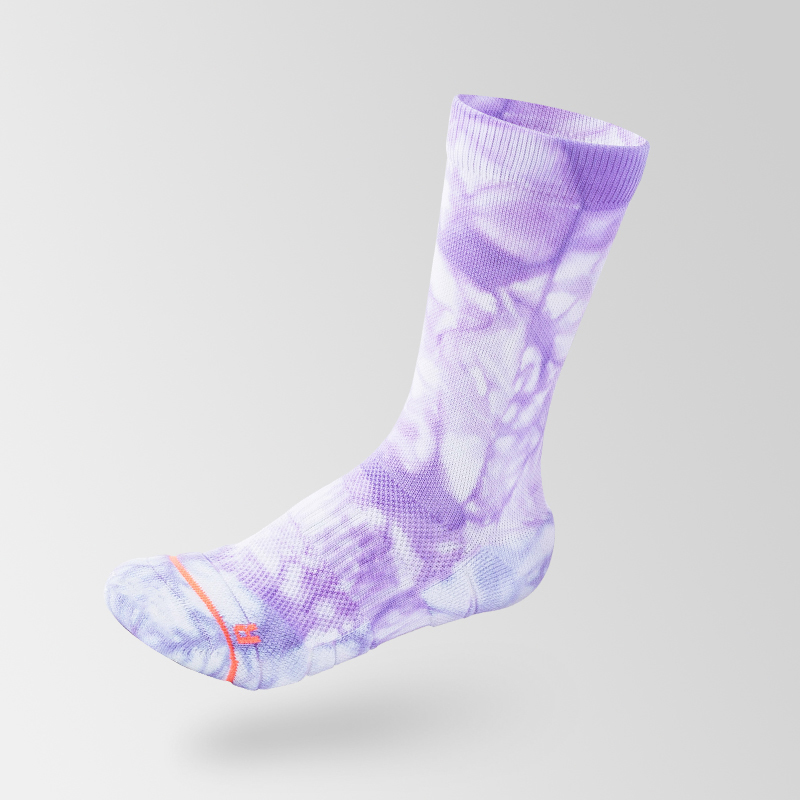 Sportsocken aus gebatikter Baumwolle in der Mitte der Wade
