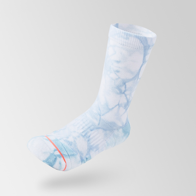 Sportsocken aus gebatikter Baumwolle in der Mitte der Wade