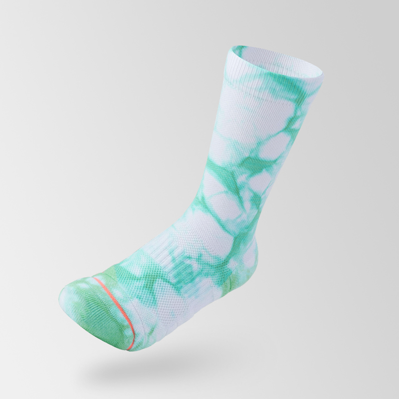Sportsocken aus gebatikter Baumwolle in der Mitte der Wade